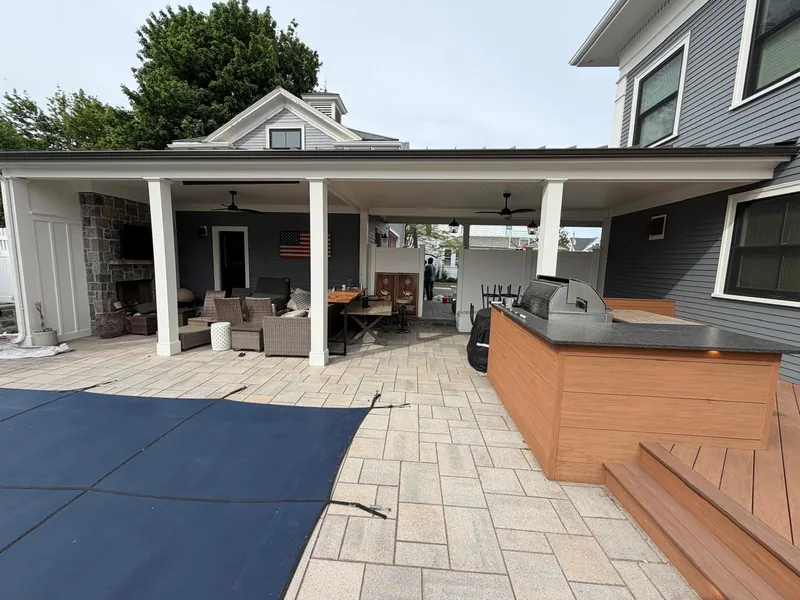 Covered patio & outdoor kitchen
